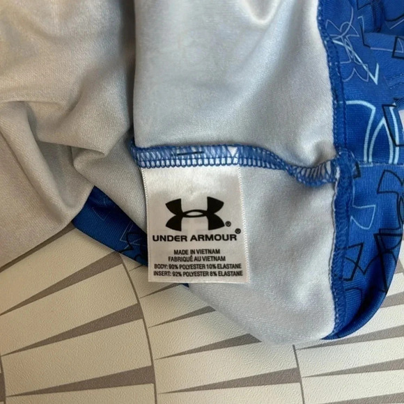 EUC‎ WOMENS Under ARMOUR tank with built in bra - Picture 6 of 6